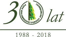 Grafika przedstawia logotyp Parku Krajobrazowego Puszczy Knyszyńskiej. Logotyp składa się z koła w którym opisane są 3 drzewa iglaste w różnych odcieniach zieleni. Jest też napis 30 lat