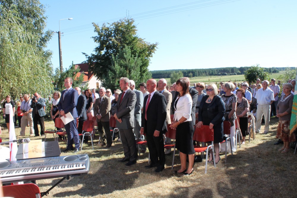 Na zdjęciu widzimy grupę ludzi podczas obchodów 150 rocznicy pacyfikacji wsi Jaworówka.
