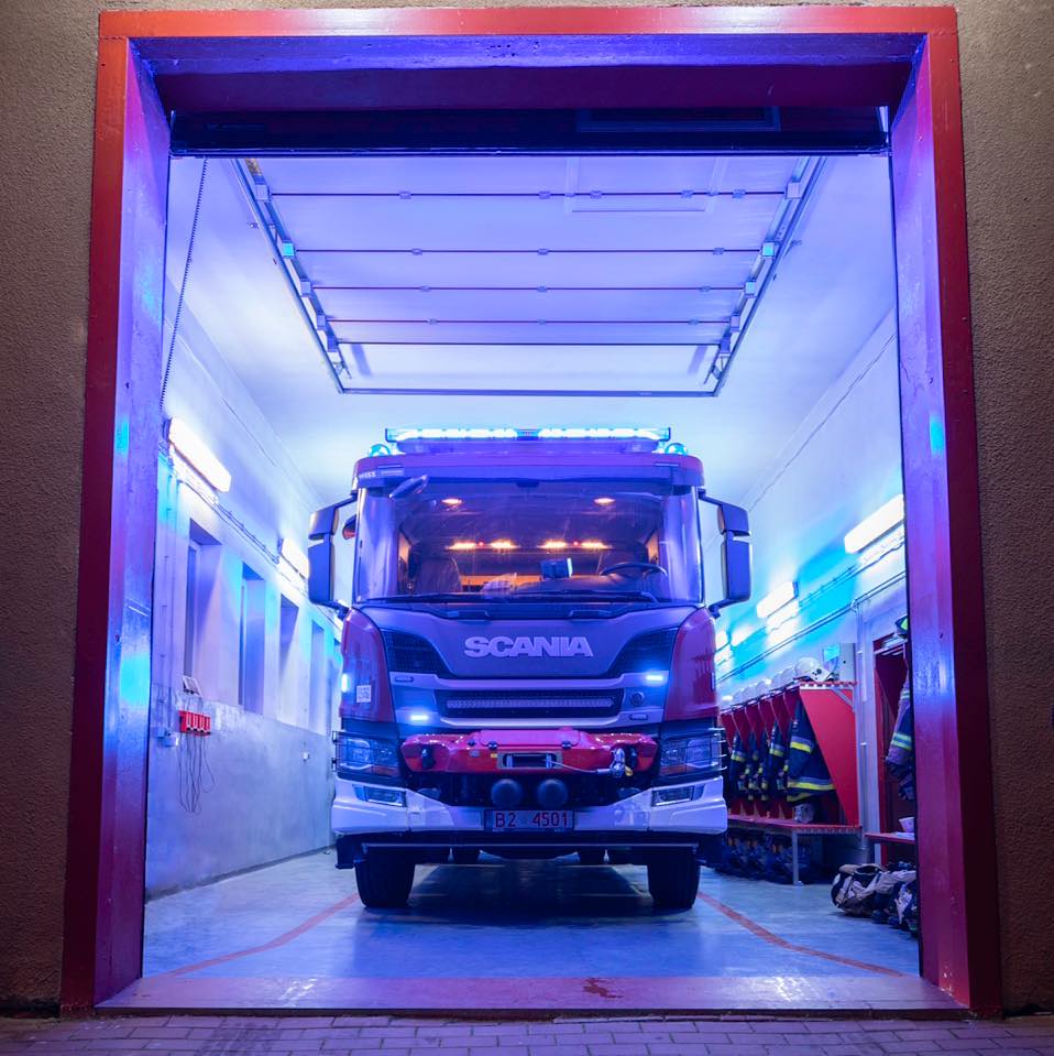 Na zdjęciu widzimy ciężarowe auto strażackie zaparkowane w garażu w Remizie.