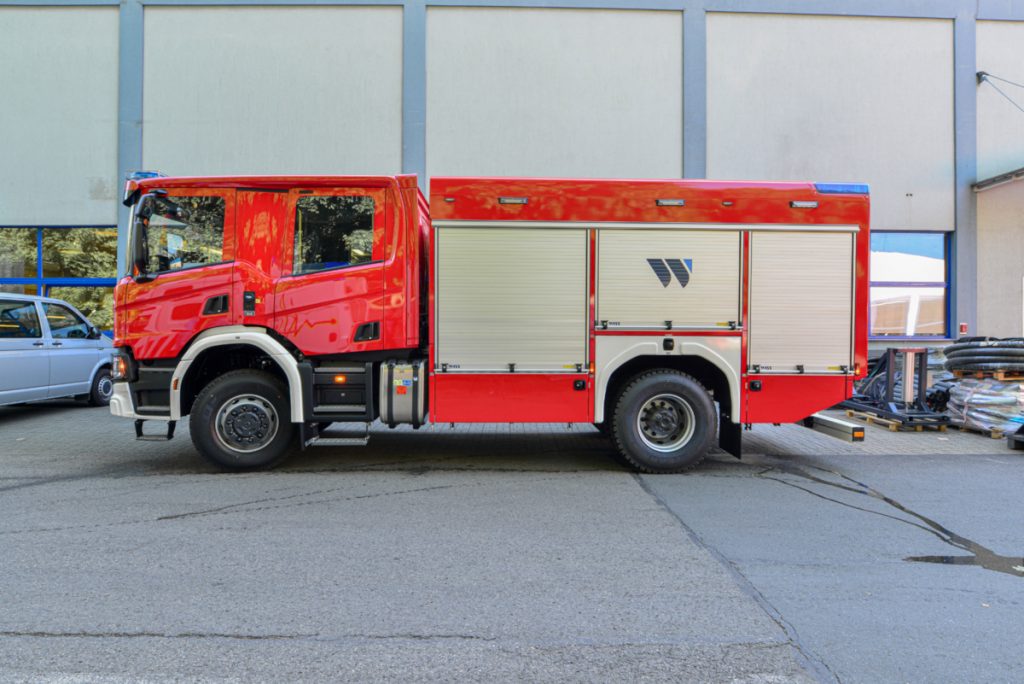 Zdjęcie przedstawia samochód ciężarowy. Jest to specjalistyczne auto strażackie.