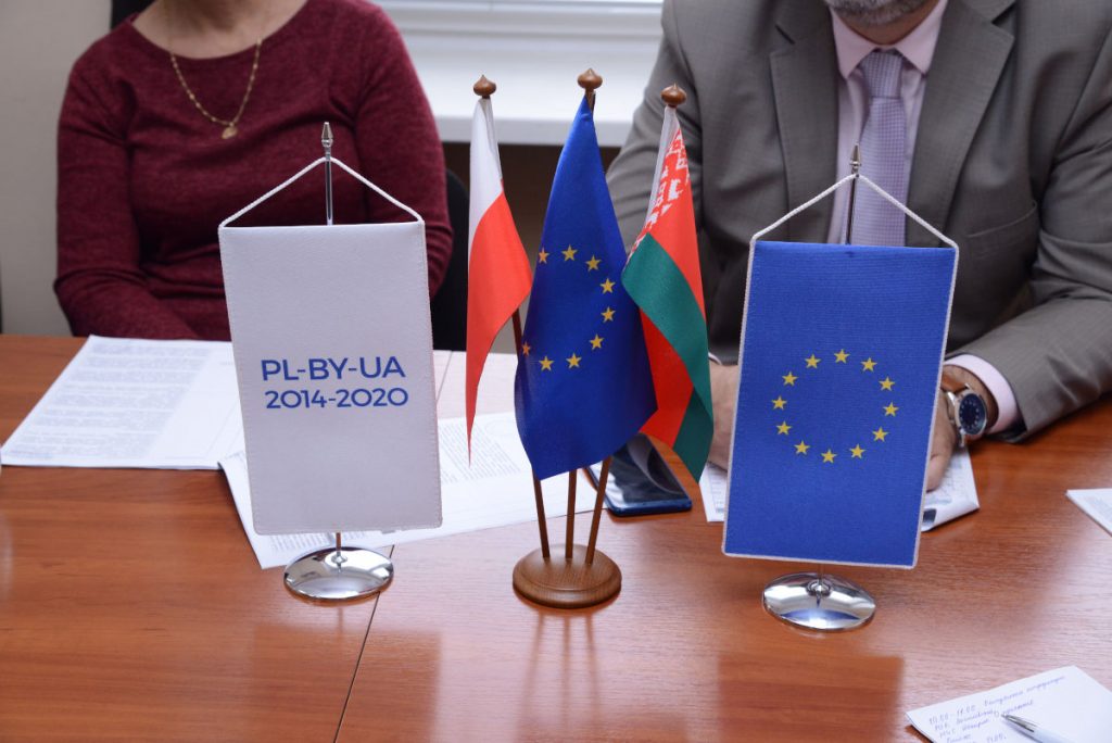 Na zdjęciu widzimy trzy flagi, Europejską, Białoruską i Polską oraz napis PL-BY-UA 2014-2020