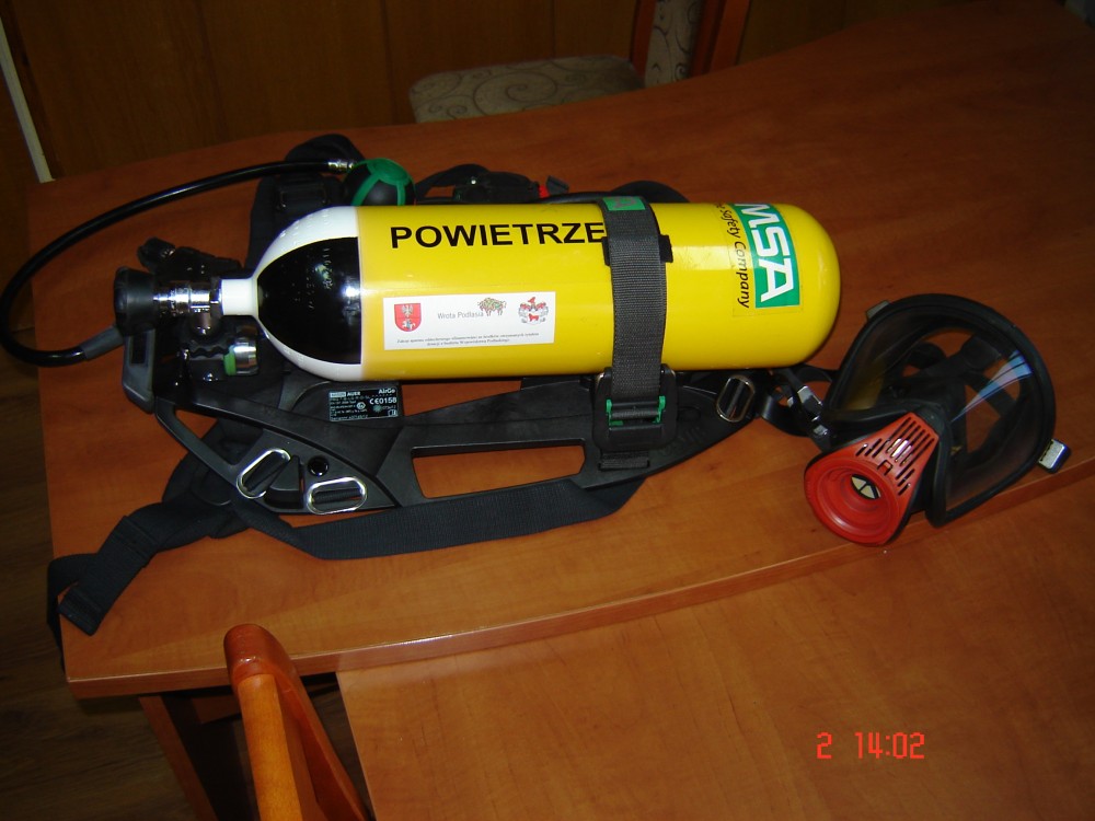 Zdjęcie przedstawia aparat oddechowy zakupiony dla Ochotniczej Straży Pożarnej w Pogorzałkach.