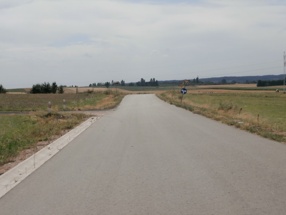 Zdjęcie przedstawia drogę. Jest to świeżo wykonana droga gminna między miejscowościami Letniki i Bohdan