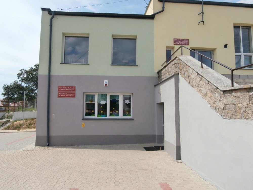 Zdjęcie przedstawia elewację budynku. Jest to jeden z budynków po termomodernizacji obiektów użyteczności publicznej w gminie Dobrzyniewo Duże