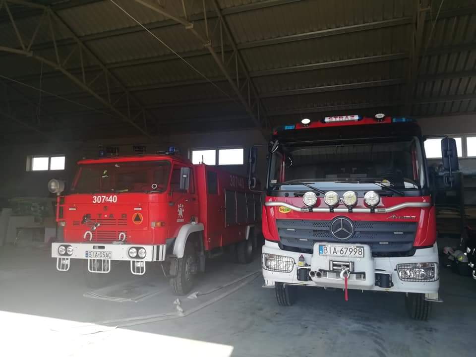 Na zdjęciu widzimy dwa wozy strażackie, marki Star i Mercedes.