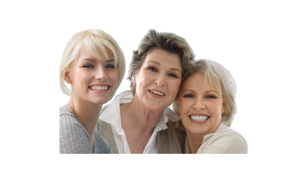 trzy kobiety w róznym wieku na białym tle