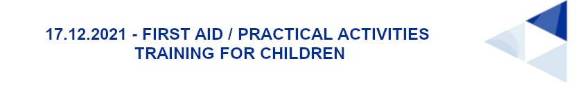 Niebieski napis w języku angielskim na białym tle - 17.12.2021 FIRST AID / PRACTICAL ACTIVITIES TRAINING FOR CHILDREN, z prawej strony logo projektu 4 trójkąty ułożone w jeden duży trójkąt