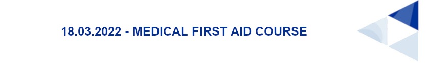 Niebieski napis w języku angielskim na białym tle - 18.03.2022 - MEDICAL FIRST AID COURSE z prawej strony logo projektu 4 trójkąty ułożone w jeden duży trójkąt