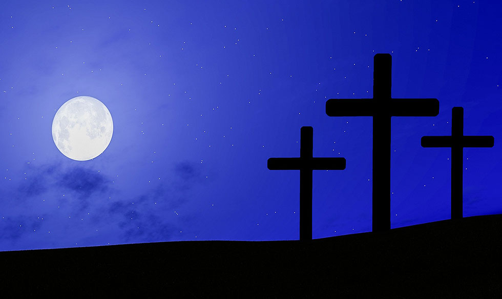 noc pełnia księżyca oświetlająca trzy krzyże