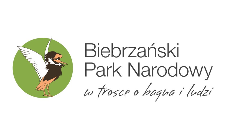 Logo Biebrzańskiego Parku Narodowego, na białym tle napis, Biebrzański Park Nardowoy w trosce o bagna i ludzi