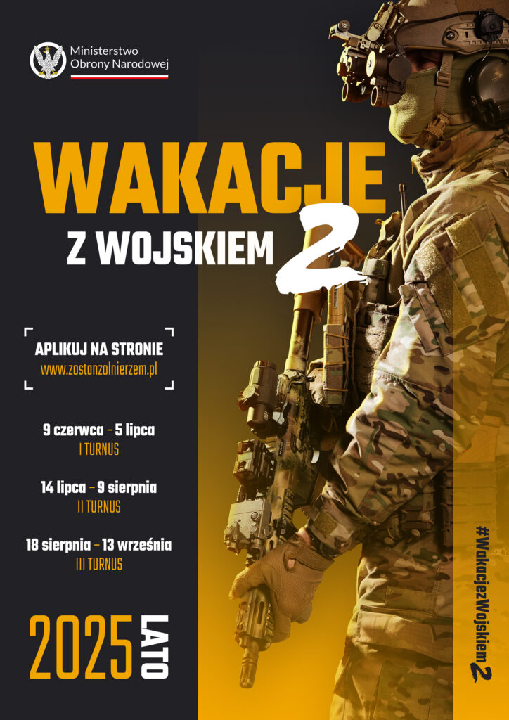 Plakat Ministerstwa Obrony Narodowej promujący akcję „Wakacje z wojskiem 2”. Centralną postacią jest żołnierz w pełnym umundurowaniu, trzymający broń, umieszczony na tle o dominujących barwach czerni i żółci. Na górze plakatu znajduje się logo Ministerstwa Obrony Narodowej, a tuż pod nim duży, centralny napis „WAKACJE Z WOJSKIEM 2”. Poniżej widoczna jest informacja o możliwości aplikowania przez stronę www.zostanzolnierzem.pl, z wyszczególnieniem terminów turnusów: I turnus – 9 czerwca do 5 lipca, II turnus – 14 lipca do 9 sierpnia, III turnus – 18 sierpnia do 13 września. Na dole plakatu umieszczono napis „2025 LATO”, a po prawej stronie znajduje się hashtag #WakacjeZWojskiem2.