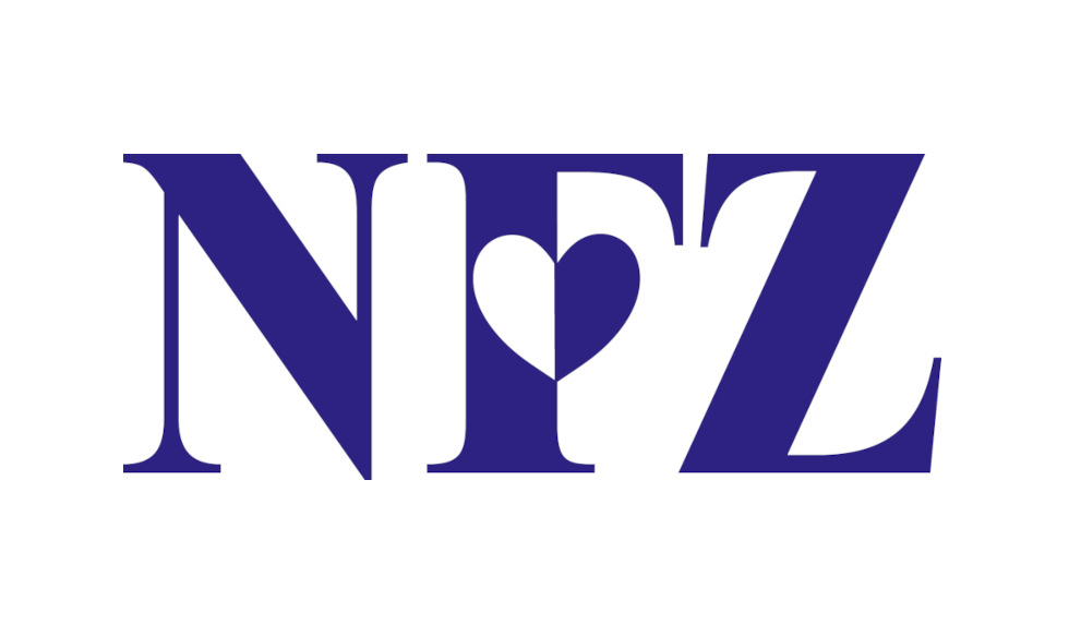 niebieskie litery NFZ na białym tle